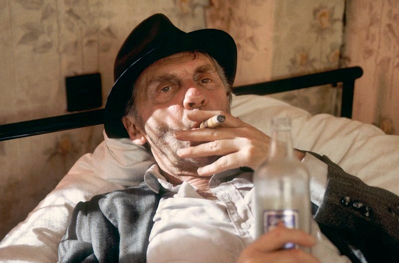 Erwin Sommer (Harald Juhnke) ist in einer Absteige gelandet, wo er vom Wirt mit Alkohol versorgt und ausgenommen wird. – Bild: WDR/​Helmut Röttgen