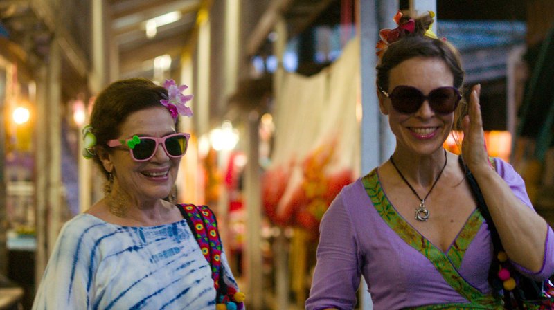 Von links: Anneliese Behrens (Hannelore Elsner) und Susanne Neuendorff (Anneke Kim Sarnau) beim Shoppen auf dem Markt. – Bild: BR/​An der Gassen Film/​Dominik Elstner