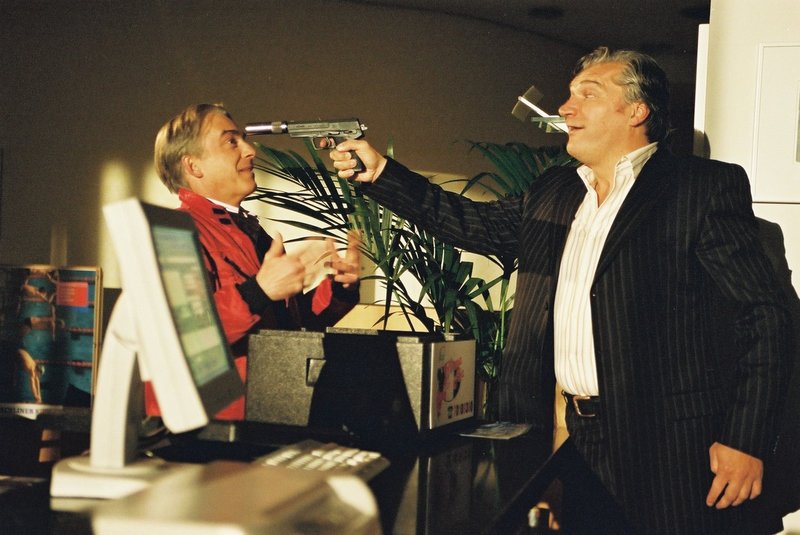 Jo Held (Christoph M. Ohrt, l.) wird von Azzurro (Emilio De Marchi, r.) als Geisel genommen ... – Bild: Sat.1 Jo Held (Christoph M. Ohrt, l.) wird von Azzurro (Emilio De Marchi, r.) als Geisel genommen ... – Bild: Sat.1