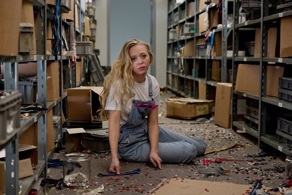 Kate (Portia Doubleday) arbeitet im Modeunternehmen ihres Vaters und muss dort die Schikane ihrer Stiefmutter über sich ergehen lassen. – Bild: RTL / © 2015 Myriad Pictur