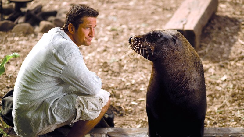 Der Meeresbiologe Jack (Gerard Butler) mit Seelöwin SelkieDer Meeresbiologe Jack (Gerard Butler) mit Seelöwin Selkie – Bild: RTL II Der Meeresbiologe Jack (Gerard Butler) mit Seelöwin SelkieDer Meeresbiologe Jack (Gerard Butler) mit Seelöwin Selkie – Bild: RTL II