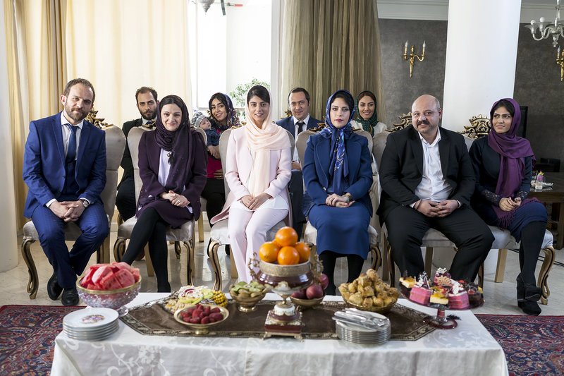 Familie Farshtchi und Familie Darabi lernen sich kennen. (v.l. vorne: Babak Hamidian, Golab Adineh, Mahsa Tahmasebi, Ladan Soleymani, Mohsen Soleymani) – Bild: ARTE France /​ © Ahmad Aghasiani