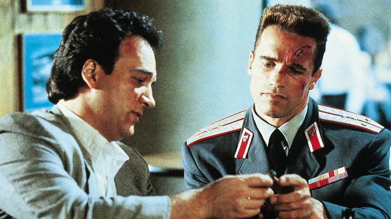 Art Ridzik (James Belushi) und Ivan Danko (Arnold Schwarzenegger) müssen gemeinsam arbeitenArt Ridzik (James Belushi) und Ivan Danko (Arnold Schwarzenegger) mĂĽssen gemeinsam arbeiten – Bild: RTL II Art Ridzik (James Belushi) und Ivan Danko (Arnold Schwarzenegger) müssen gemeinsam arbeitenArt Ridzik (James Belushi) und Ivan Danko (Arnold Schwarzenegger) mĂĽssen gemeinsam arbeiten – Bild: RTL II