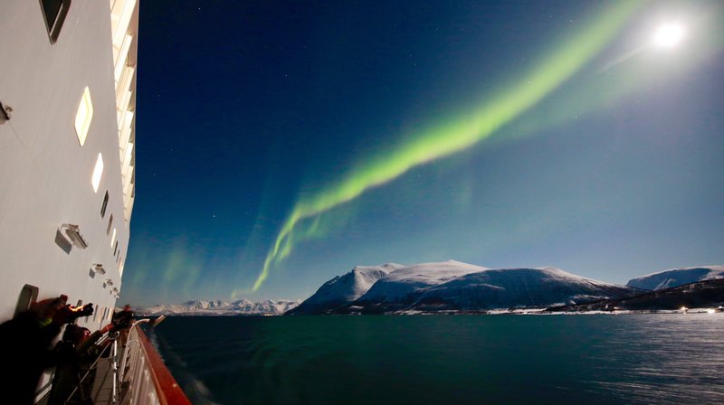 Im Winter reisen vor allem Polarlichtfans auf der Hurtigroute. Und sie werden nicht enttäuscht. – Bild: NDR/​Sebastian Sievert