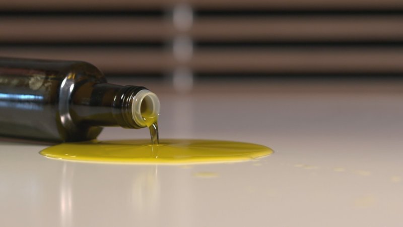Olivenöl gehört zu den am meisten gefälschten Lebensmitteln. – Bild: ZDF und Jens Staeder.