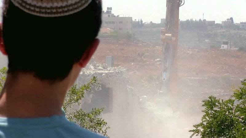 RTL zeigt in einer Langzeitdokumentation, die in Zusammenarbeit mit der Evangelischen Kirche in Deutschland (EKD) entstanden ist, das Leben von drei 16jährigen Jungs, die zwar nah beieinander aufwachsen, aber in völlig unterschiedlichen Welten leben. Ashi lebt in einer jüdischen Siedlung im Westjordanland und ist streng religios. Das ein jüdisches Haus, dass auf palästinensischem Boden steht abgerissen wird, macht ihm schwer zu schaffen. – Bild: MG RTL D