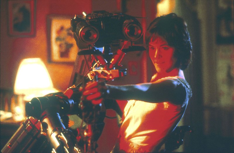 Nummer 5 und seine Freundin Stephanie (Ally Sheedy) kämpfen gemeinsam gegen das Militär. Der Roboter soll wieder zurück auf ein Armeegelände gebracht und deaktiviert werden. – Bild: RTL II Nummer 5 und seine Freundin Stephanie (Ally Sheedy) kämpfen gemeinsam gegen das Militär. Der Roboter soll wieder zurück auf ein Armeegelände gebracht und deaktiviert werden. – Bild: RTL II