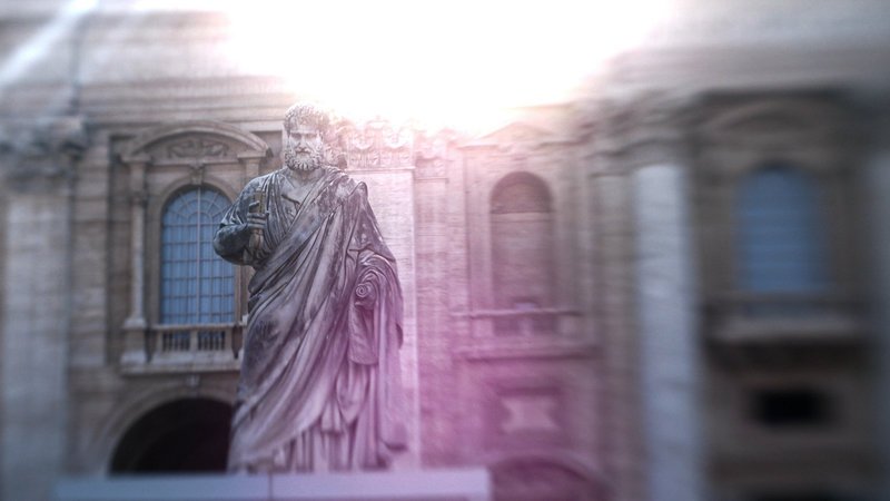 Petrus-Statue auf dem Petersplatz in Rom. – Bild: ORF
