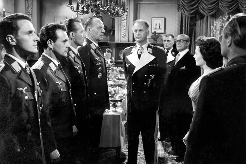 Fliegergeneral Harry Harras (Curd Jürgens, Mi.) heißt seine Gäste willkommen: Leutnant Hartmann (Harry Meyen), Oberleutnant Vretske (Erich Scholz), Hauptmann Hassdenteufel (Hans Daniel) und Hauptmann Pfundtmayer ( Beppo Brem, v.l.). – Bild: ARD / © Kineos Fliegergeneral Harry Harras (Curd Jürgens, Mi.) heißt seine Gäste willkommen: Leutnant Hartmann (Harry Meyen), Oberleutnant Vretske (Erich Scholz), Hauptmann Hassdenteufel (Hans Daniel) und Hauptmann Pfundtmayer ( Beppo Brem, v.l.). – Bild: ARD / © Kineos