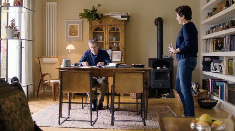 Arnold (Ulrich Matthes) und Karin (Barbara Auer) im gemeinsamen Haus. Ihr Sohn befindet sich im Auslandseinsatz. – Bild: ZDF und WDR/Schiwago Film. Arnold (Ulrich Matthes) und Karin (Barbara Auer) im gemeinsamen Haus. Ihr Sohn befindet sich im Auslandseinsatz. – Bild: ZDF und WDR/Schiwago Film.