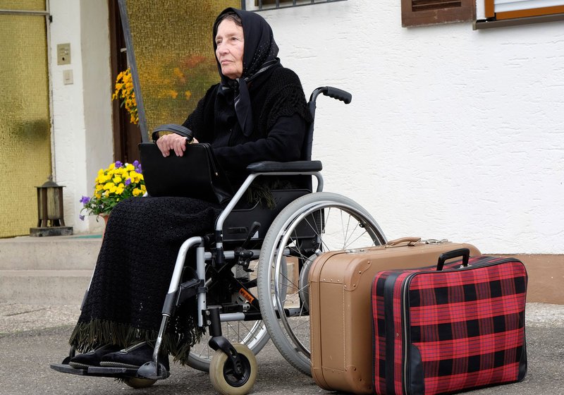 Die Seniorin Erni (Gertrud Roll) wurde von ihren lieblosen Kindern einfach zum Abholen bereit gestellt. – Bild: ORF