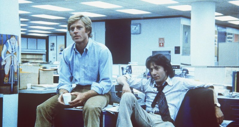 Reporter Carl Bernstein (Dustin Hoffman, r.) und sein Kollege Bob Woodward (Robert Redford, l.) decken einen gewaltigen Politskandal auf… – Bild: Warner Bros. Lizenzbild frei
