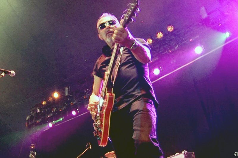 Der Korse Henry Padovani rockt die Bühne auf dem Hard Rock Calling Festival 2008. – Bild: ARTE France 