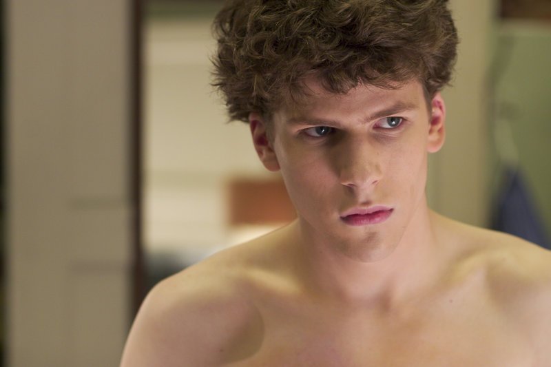 Jimmy (Jesse Eisenberg) spürt, dass seit dem Angriff von dem Werwolf etwas in ihm vorgeht. – Bild: ZDF und Eric Lee