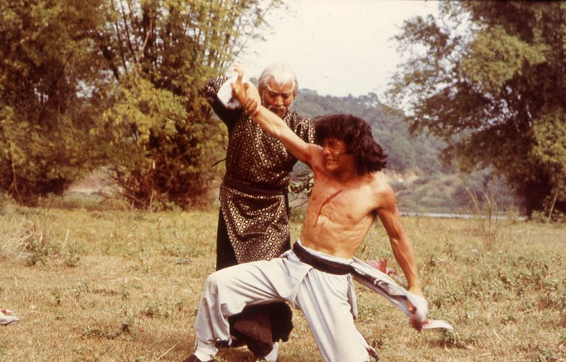 Um den mächtigen Gegnern gewachsen zu sein, muss Lung (Jackie Chan, r.) durch eine knallharte Schule gehen … – Bild: Splendid Lizenzbild frei