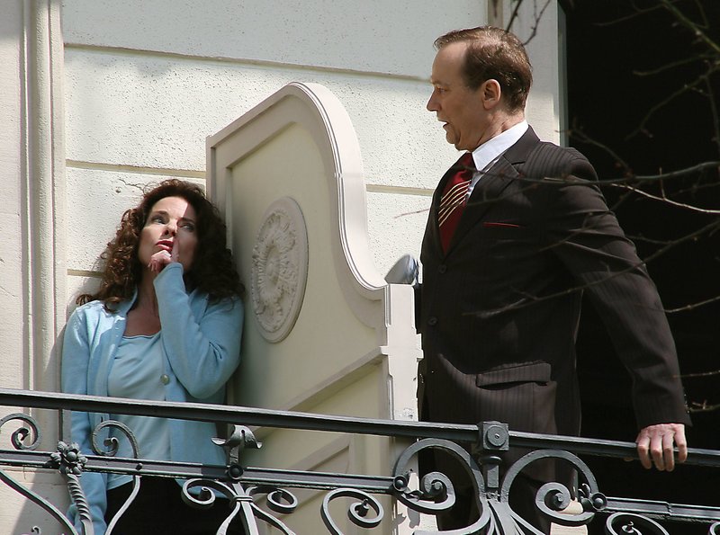 Der Rezeptionist (Arnfried Lerche) traut seinen Augen kaum, als er Hannah (Gudrun Landgrebe) auf dem Balkon ihres Zimmernachbarn entdeckt. – Bild: "ARD Degeto/Johannes Krieg" (S 2) Der Rezeptionist (Arnfried Lerche) traut seinen Augen kaum, als er Hannah (Gudrun Landgrebe) auf dem Balkon ihres Zimmernachbarn entdeckt. – Bild: "ARD Degeto/Johannes Krieg" (S 2)