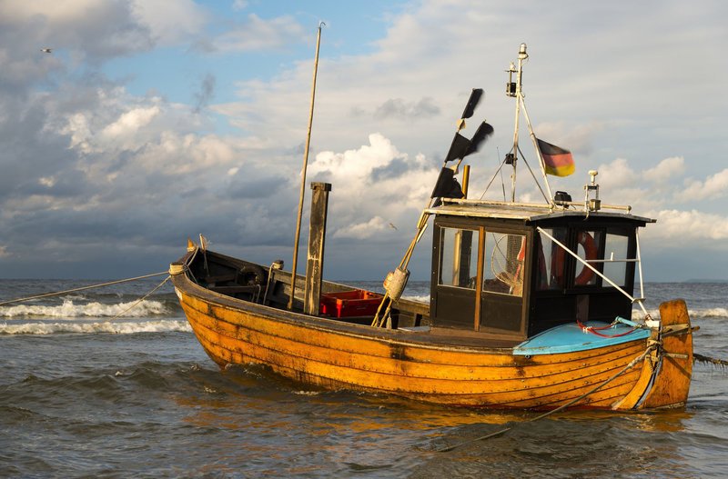 Fischerboot in der Ostsee. – Bild: BR/​HR/​Usedom Tourismus GmbH/​Dirk Bleyer /​ Dirk Bleyer