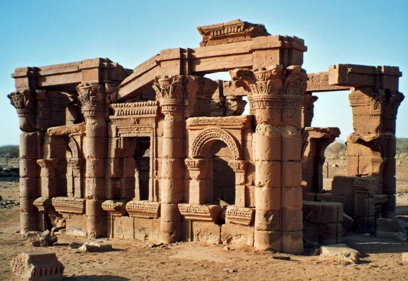 Die Hathor-Kapelle in Naga verbindet ägyptische, meroitische und griechisch-hellenistische Stilelemente in einem einzigen Bauwerk. – Bild: ZDF und NDR/​artdocu/​Dethlev Cordts/​Nicola v. Oppel