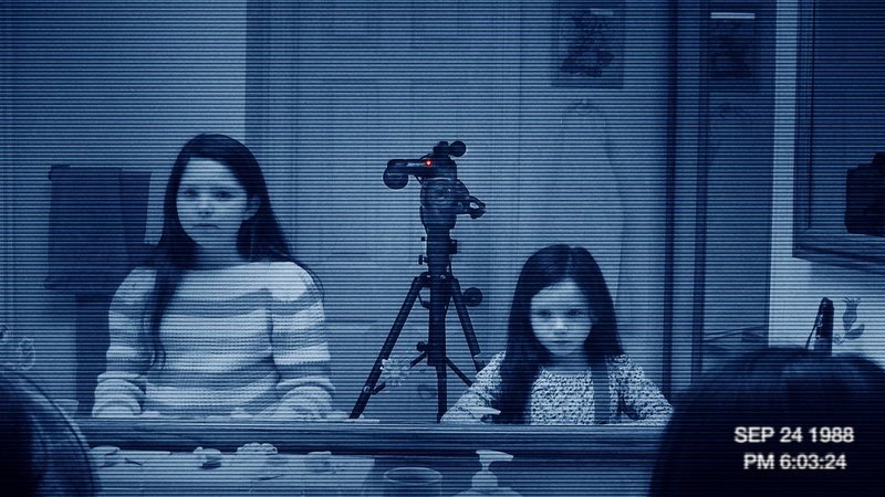 Im Haus einer jungen Familie gibt es mysteriöse, unerklärbare Vorkommnisse. Um eine Erklärung zu finden, beginnt der Familienvater bestimmte Bereiche des Hauses rund um die Uhr zu filmen. Die Filme zeigen schon bald, dass sich eine unsichtbare Macht der Kinder, Katie (Chloe Csengery, l.) und Kristi (Jessica Tyler Brown, r.), bedient, um ein teuflisches Spiel zu beginnen … – Bild: 2011 Paramount Pictures. All Rights Reserved. Lizenzbild frei Im Haus einer jungen Familie gibt es mysteriöse, unerklärbare Vorkommnisse. Um eine Erklärung zu finden, beginnt der Familienvater bestimmte Bereiche des Hauses rund um die Uhr zu filmen. Die Filme zeigen schon bald, dass sich eine unsichtbare Macht der Kinder, Katie (Chloe Csengery, l.) und Kristi (Jessica Tyler Brown, r.), bedient, um ein teuflisches Spiel zu beginnen … – Bild: 2011 Paramount Pictures. All Rights Reserved. Lizenzbild frei