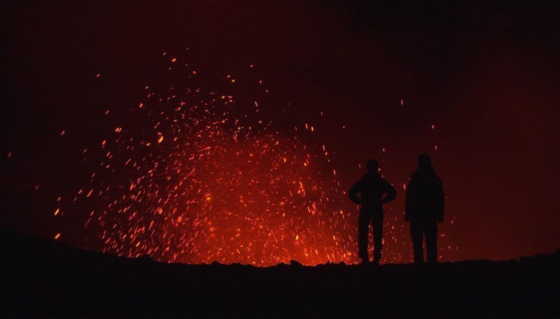 Vanuatu, ein kleiner Staat im Südpazifik, östlich von Australien gelegen, besteht aus dreiundachtzig Einzelinseln und vielen aktiven Vulkanen. Ein besonderes Spektakel – für immer mehr Touristen – bietet der Vulkan Yasur auf der Insel Tanna, der etwa alle fünf Minuten glühende Lavabrocken in die Luft spuckt. – Bild: ZDF und SWR Vanuatu, ein kleiner Staat im Südpazifik, östlich von Australien gelegen, besteht aus dreiundachtzig Einzelinseln und vielen aktiven Vulkanen. Ein besonderes Spektakel – für immer mehr Touristen – bietet der Vulkan Yasur auf der Insel Tanna, der etwa alle fünf Minuten glühende Lavabrocken in die Luft spuckt. – Bild: ZDF und SWR