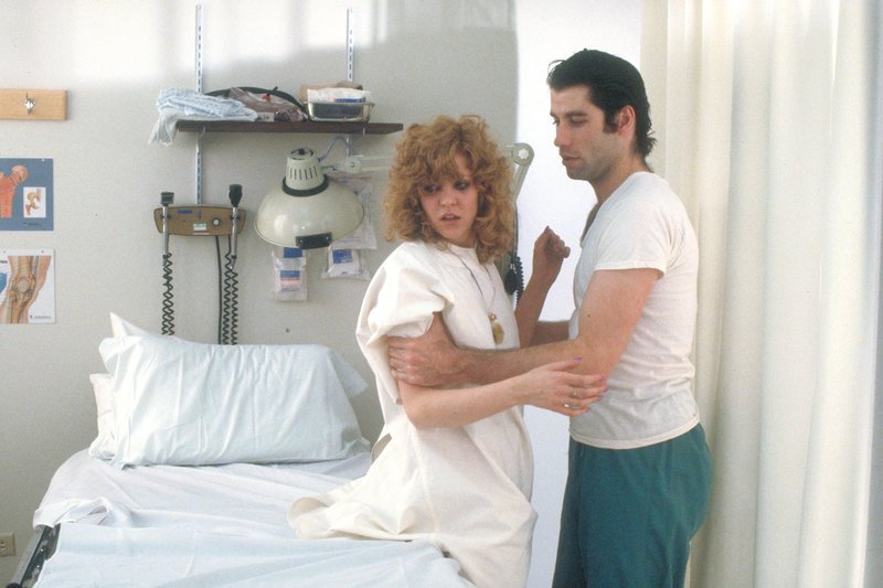 Jack (John Travolta) schafft es gerade noch rechtzeitig, Sally (Nancy Allen) aus dem Autowrack zu retten. Erst im Krankenhaus kommt sie zu sich. – Bild: ARTE France /​ © MGM
