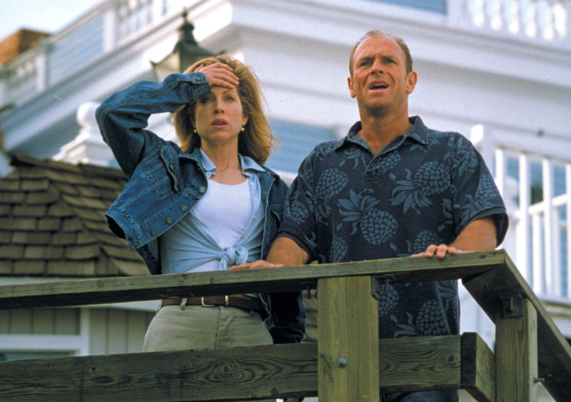Dr. Jessica Weaver (Julianne Phillips) und John Wahl (Corbin Bernsen) können nicht glauben, was sie am Horizont sehen..Dr. Jessica Weaver (Julianne Phillips) und John Wahl (Corbin Bernsen) können nicht glauben, was sie am Horizont sehen.. – Bild: RTL II Dr. Jessica Weaver (Julianne Phillips) und John Wahl (Corbin Bernsen) können nicht glauben, was sie am Horizont sehen..Dr. Jessica Weaver (Julianne Phillips) und John Wahl (Corbin Bernsen) können nicht glauben, was sie am Horizont sehen.. – Bild: RTL II