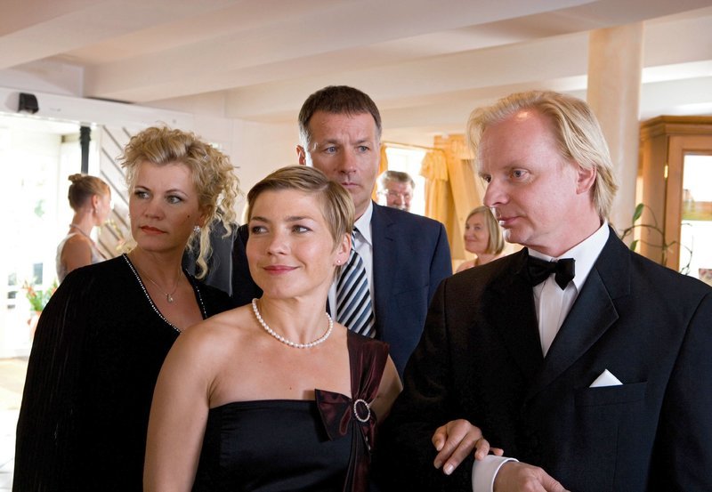 Millionär Benno (Uwe Steimle, rechts), sein Freund Axel (Thomas Rühmann) und ihre Gattinnen Tanja (Claudia Schmutzler, vorne) und Simone (Anne Kasprik, links) sind zum ersten Mal auf einer High-Society-Party zu Gast. – Bild: SR