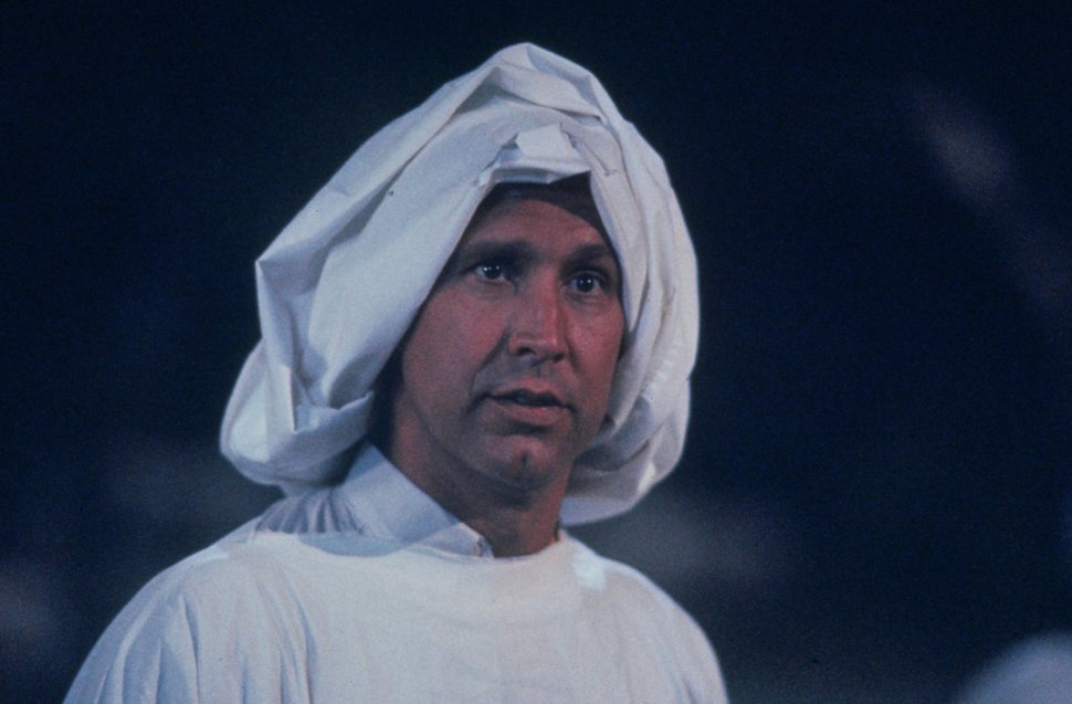 Fletch (Chevy Chase) ist ein gerissener Journalist, dem völlig unverhofft eine Erbschaft in den Schoß fällt… – Bild: 1989 Universal City Studios. All Rights Reserved Lizenzbild frei