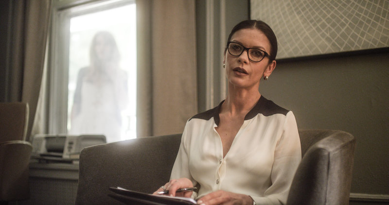 Catherine Zeta-Jones (Dr. Victoria Siebert). – Bild: ORF Catherine Zeta-Jones (Dr. Victoria Siebert). – Bild: ORF