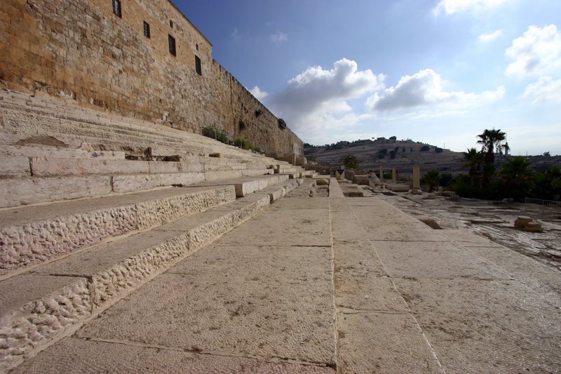 Die Treppen, die zum Tempel in Jerusalem führen. Über diese Stufen ist der zwölfjährige Jesus gegangen, als er im Tempel die Pharisäer von seinem Wissen beeindruckte. – Bild: ORF Die Treppen, die zum Tempel in Jerusalem führen. Über diese Stufen ist der zwölfjährige Jesus gegangen, als er im Tempel die Pharisäer von seinem Wissen beeindruckte. – Bild: ORF