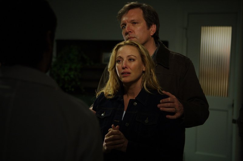 Noch glauben die Campbells (Martin Donovan, r., Virginia Madsen, l.), dass ihr Sohn Matt aufgrund seiner starken Medikamente überall in dem neuen Haus Geister sieht. Doch schon bald werden sie eines Besseren belehrt … – Bild: Falcom Media Lizenzbild frei Noch glauben die Campbells (Martin Donovan, r., Virginia Madsen, l.), dass ihr Sohn Matt aufgrund seiner starken Medikamente überall in dem neuen Haus Geister sieht. Doch schon bald werden sie eines Besseren belehrt … – Bild: Falcom Media Lizenzbild frei