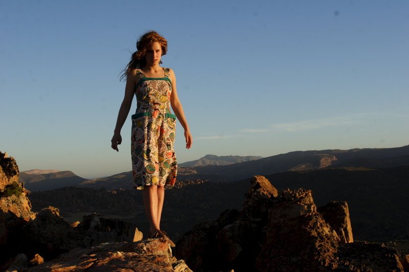 Ella (Amelie Kiefer) fühlt sich in der Natur ihrer Heimat Südafrika frei. – Bild: ZDF und Charlie Sperring