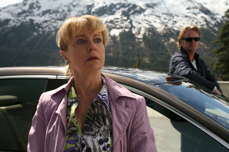 Grandhotel, Marta (Gisela Schneeberger) u. Sigi (Detlef Buck) kommen am Hotel an – Bild: ZDF und Volker Roloff Grandhotel, Marta (Gisela Schneeberger) u. Sigi (Detlef Buck) kommen am Hotel an – Bild: ZDF und Volker Roloff
