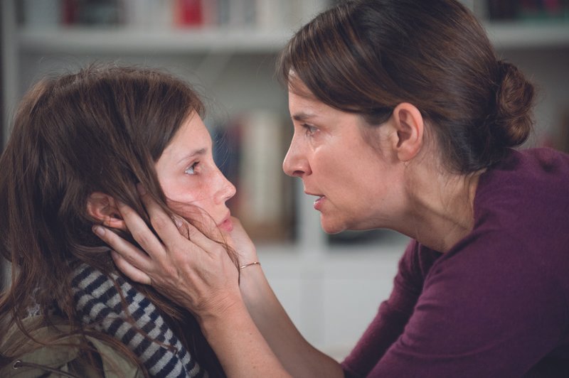 Sylvie (Géraldine Pailhas, r.) ist schockiert, als sie von Isabelles (Marine Vacth, l.) „Nebenverdienst“ erfährt. – Bild: ZDF und Jean-Claude Moireau Sylvie (Géraldine Pailhas, r.) ist schockiert, als sie von Isabelles (Marine Vacth, l.) „Nebenverdienst“ erfährt. – Bild: ZDF und Jean-Claude Moireau