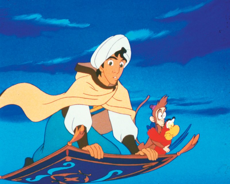 Aladdin schwebt mit seinen Freunden Jago und Abu (re.) durch die Lüfte. – Bild: DISNEY. ALL RIGHTS RESERVED.
