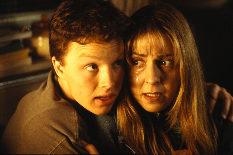 Endlich ein bisschen Zeit für Mutter-Sohn Gespräche: Leider kommen Mutter Valerie (Joanna Pacula) und ihr Sohn Jeremy (Noel Fisher) nicht dazu, weil ein Wetterumschwung zu einem verheerendem Gewitter führt, das die Menschheit bedroht. – Bild: TMG Endlich ein bisschen Zeit für Mutter-Sohn Gespräche: Leider kommen Mutter Valerie (Joanna Pacula) und ihr Sohn Jeremy (Noel Fisher) nicht dazu, weil ein Wetterumschwung zu einem verheerendem Gewitter führt, das die Menschheit bedroht. – Bild: TMG