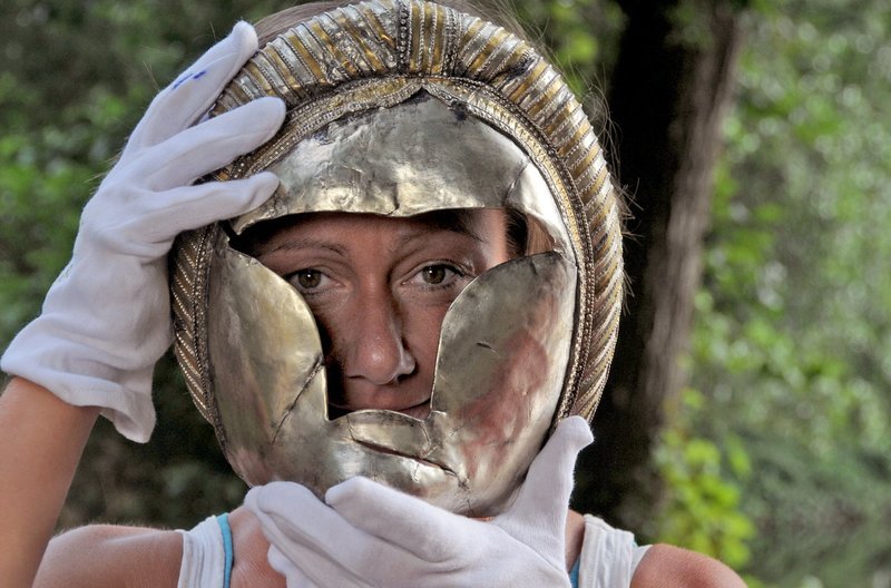 Im Thorsberger Moor lag ein Opferplatz. Auch die silberne Gesichtsmaske aus römischer Zeit wurde dort gefunden. – Bild: phoenix/​ZDF/​Peter Prestel