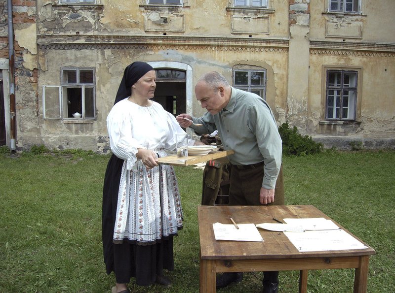 Bilder von der Verteidigung eines Hofes – Bild: MDR/​Bernd Kilian