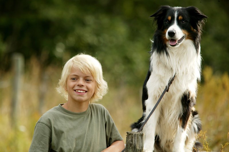 Petter (Magnus Solhaug) und der Hund Leo sind die besten Freunde geworden. – Bild: BR