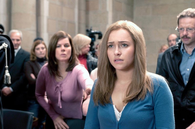 Amanda Knox (Hayden Panettiere, vorne), ihre Mutter Edda Mellas (Marcia Gay Harden, l.) – Bild: VOX