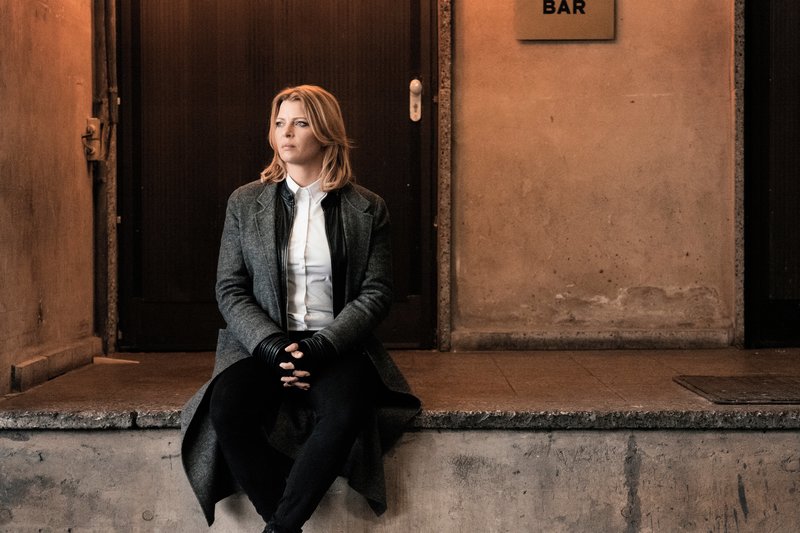 Judith Volkmann (Jördis Triebel) deckt einen Fall um verschwundene Flüchtlingskinder auf. In diesem Zuge entfaltet sich ein ganzes Netzwerk an Menschenhandel und Kinderprostitution. – Bild: ZDF und Mathias Bothor. Judith Volkmann (Jördis Triebel) deckt einen Fall um verschwundene Flüchtlingskinder auf. In diesem Zuge entfaltet sich ein ganzes Netzwerk an Menschenhandel und Kinderprostitution. – Bild: ZDF und Mathias Bothor.