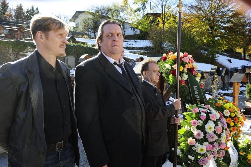Ignaz Grasegger (Andreas Giebel, 2. von links) und Karl Swoboda (Georg Friedrich, links) auf der Beerdigung. – Bild: BR/​Jürgen Olczyk