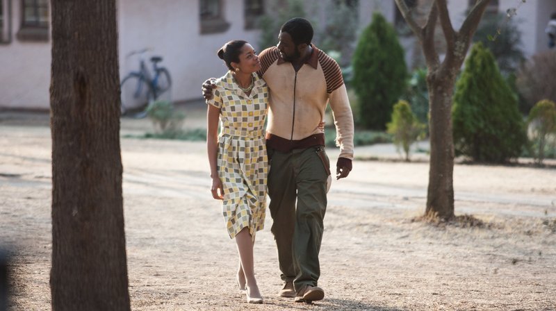 Die gemeinsame Zeit ist kurz: Nelson Mandela (Idris Elba) mit seiner Frau Winnie (Naomie Harris) in Freiheit. – Bild: rbb/Degeto/Senator Filmverleih Die gemeinsame Zeit ist kurz: Nelson Mandela (Idris Elba) mit seiner Frau Winnie (Naomie Harris) in Freiheit. – Bild: rbb/Degeto/Senator Filmverleih