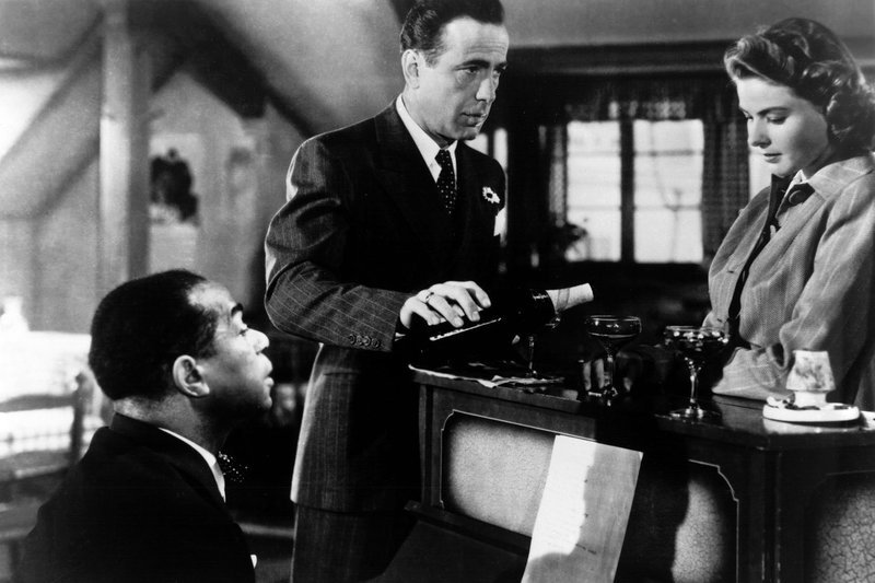 Der berühmteste Song der Filmgeschichte: „As time goes by“ mit Dooley Wilson am Klavier, Humphrey Bogart als Barbesitzer Rick und Ingrid Bergman als Ilsa – Bild: ZDF /​ © Warner Bros.