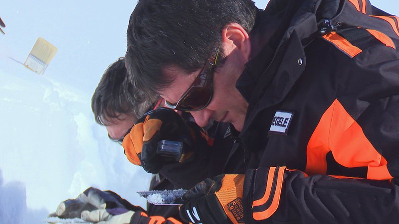 Erst wenn die Schneeverhältnisse in Ordnung sind, wird die Piste für den Skibetrieb frei gegeben. Für das Skigebiet in Ischgl entscheidet das Serafin Siegele, Chef der Ischgler Lawinenkommission, gemeinsam mit seinem Team. Denn er hat täglich die Sicherheit von bis zu 20.000 Ski- und Snowboard-Fahrern in der Silvretta-Arena zu verantworten. – Bild: N24 Doku