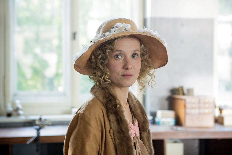 Getrübtes Glück: Anna (Gaëlle Bona) wird immer wieder von bedrohlichen Stimmen heimgesucht. – Bild: ARTE/​SSR /​ © RTS Anne Kearney
