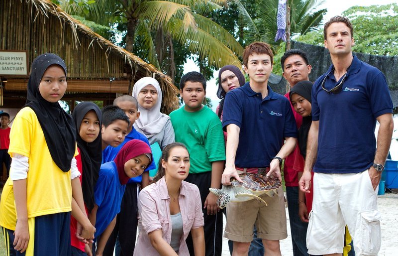 Tom (Stephan Luca, re.), Sarifah (Raven Hanson, vorne sitzend) und Johan (Lawrence Wong, 4.v.r.) finden jede Menge Unterstützung für ihren Plan zur Rettung der Meeresschildkröten. – Bild: ARD Degeto/Thomas Thong Tom (Stephan Luca, re.), Sarifah (Raven Hanson, vorne sitzend) und Johan (Lawrence Wong, 4.v.r.) finden jede Menge Unterstützung für ihren Plan zur Rettung der Meeresschildkröten. – Bild: ARD Degeto/Thomas Thong