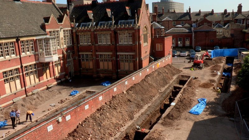 Forscher vermuteten unter diesem Parkplatz in Leicester die letzte Ruhestätte Richards III.. – Bild: Geo Television
