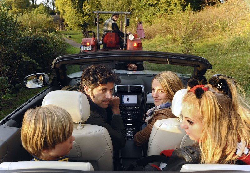 Moritz (Pasquale Aleardi) ist entsetzt darüber, dass Nina (Tanja Wedhorn, rechts) und ihre beiden Kinder Max (Tom Hoßbach) und Jule (Camares Amonat) sein heiß geliebtes Auto in eine fahrende Müllkippe verwandeln. – Bild: ARD Degeto/Hardy Spitz Moritz (Pasquale Aleardi) ist entsetzt darüber, dass Nina (Tanja Wedhorn, rechts) und ihre beiden Kinder Max (Tom Hoßbach) und Jule (Camares Amonat) sein heiß geliebtes Auto in eine fahrende Müllkippe verwandeln. – Bild: ARD Degeto/Hardy Spitz