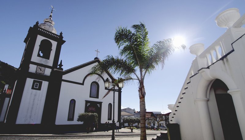 Kirche in Velas, einer Kleinstadt auf der Azoreninsel São Jorge. – Bild: HR